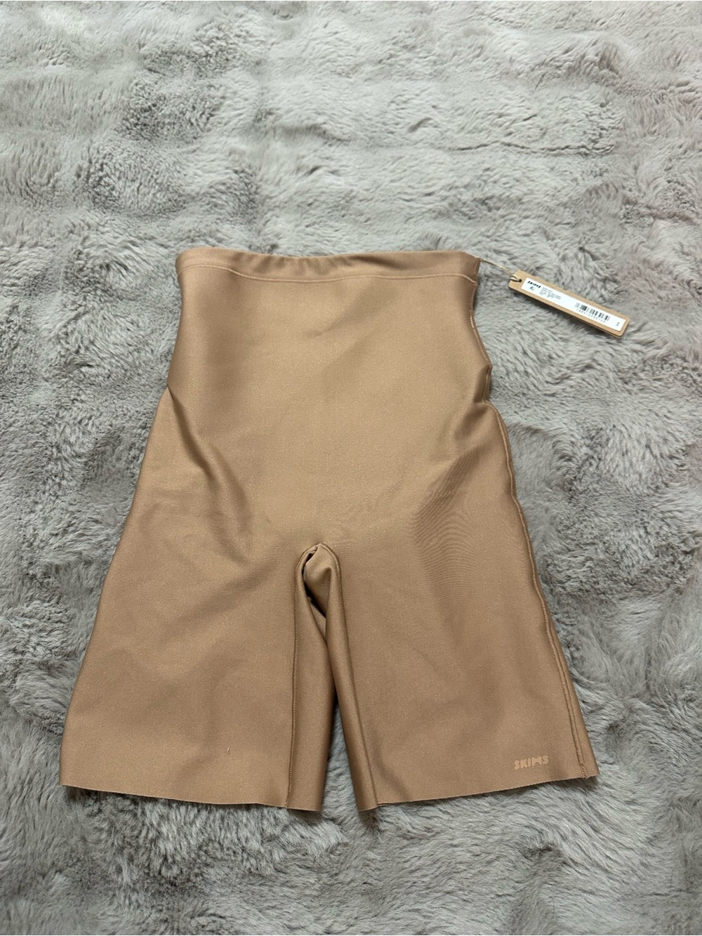 NWT SKIMS BODY ZONED MID RISE SHORT XS